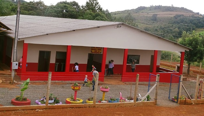 Goioxim - Prefeita Mari entrega mais uma escola reformada no município