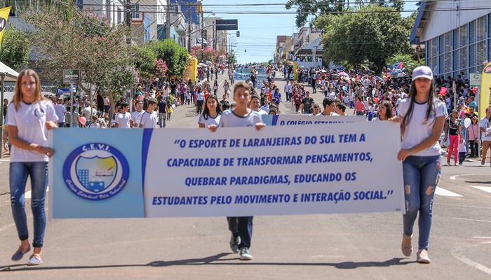 Laranjeiras - Multidão lota a XV para assistir ao desfile cívico em comemoração aos 73 anos do município