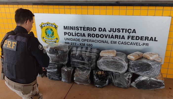 PRF de Cascavel apreende 159 quilos de maconha que seria entregue em Laranjeiras do Sul 