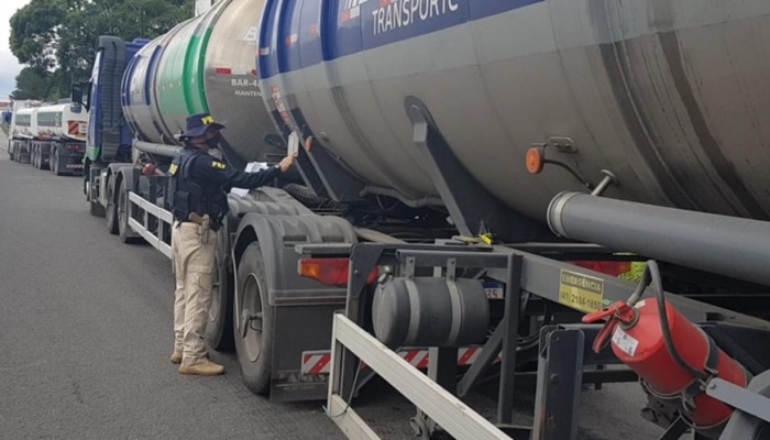 PRF apreende carreta carregada de óleo vegetal em tanque de produto perigoso no Paraná