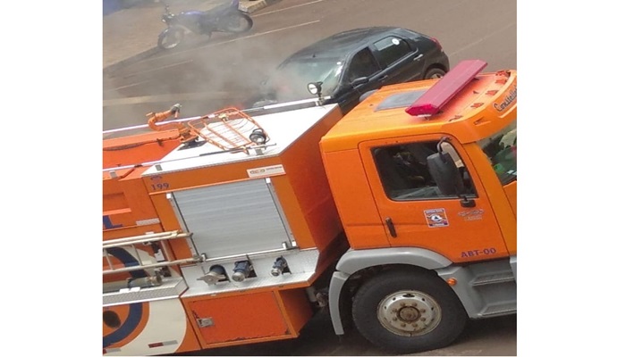 Quedas - Bombeiros combatem incêndio em automóvel no centro da cidade