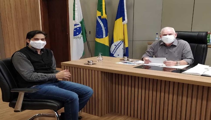 Guaraniaçu - Prefeito recebe em seu gabinete a honrosa visita do Pároco Frei Valdevan Correia de Barros. Paróquia faz os preparativos para a tradicional 'Festa das Capelinhas'