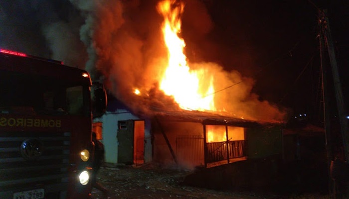 Laranjeiras - Casa é destruída por incêndio no centro da cidade 