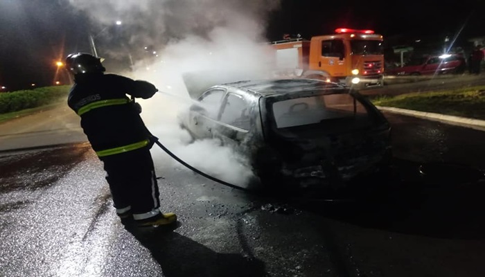 Quedas - Bombeiros combatem incêndio em veículo na Linha Tapuí 