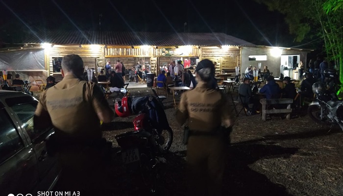 Laranjeiras - PM e Vigilância Sanitária acabam com baile com cerca de 120 pessoas 