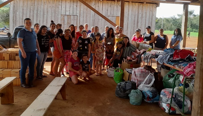 Rio Bonito – Clube de mães se reúne para recebimento de roupas através da Secretaria de Assistência Social