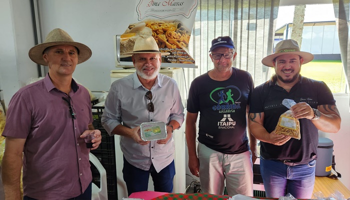 Guaraniaçu - Prefeito e comitiva visitam o Show Rural
