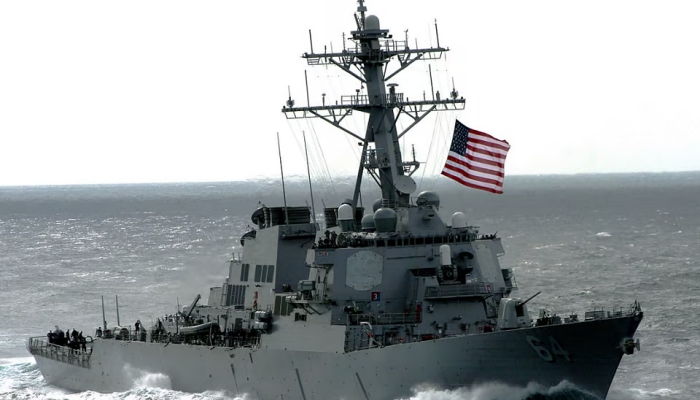 Navio de guerra dos EUA é atacado no Mar Vermelho
