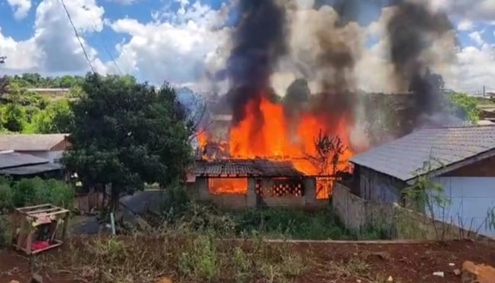 Três Barras - Residências pegam fogo na rua Bahia