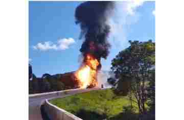 BR 277 em Nova laranjeiras é interditada após caminhão tombar e pegar fogo