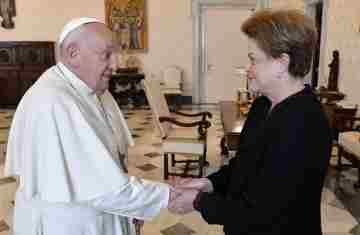 O papa Francisco recebeu neste sábado, no Vaticano, a ex-presidenta Dilma Rousseff, atual presidenta do Novo Banco de Desenvolvimento, também conhecido como Banco do Brics. Nas redes sociais, Dilma ressaltou que o papa é um homem profundamente compromet