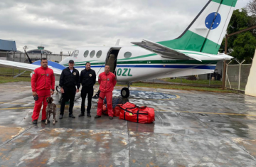  Cães e bombeiros do Paraná embarcam para o RS para ajudar em buscas por vítimas