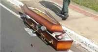 Caixão cai do carro da funerária e motorista dirige mais 56 km sem perceber