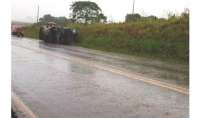 Pinhão - Devido a chuva, motorista perde controle de veículo e capota na PR 170