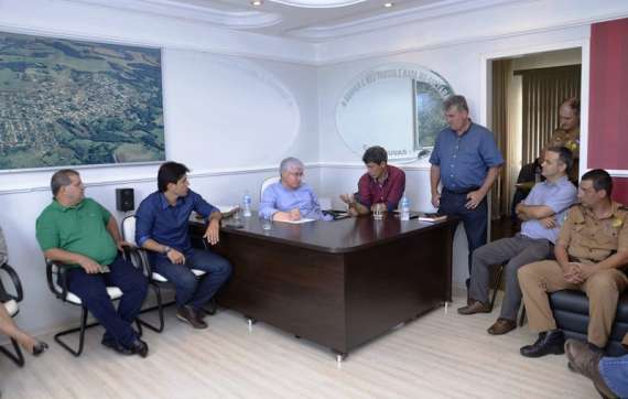 Catanduvas - Chefe da Casa Civil despacha em gabinete de prefeito