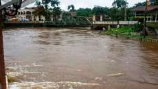 Chuva alaga ruas do Litoral e do interior do Paraná