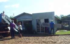 Campo Bonito - Inicia a distribuição de telhas às famílias atingidas por granizo