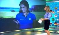 Repórter da Globo é flagrada no celular ao vivo