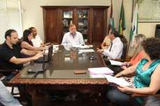 Vice-governador e secretário da Educação Flavio Arns em reunião