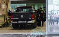 Motorista invade ministério com caminhonete