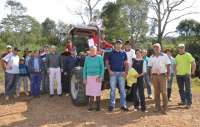 Pinhão - Associação de moradores do Assentamento Silvérios recebe trator