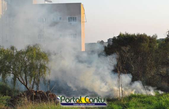 Laranjeiras - Corpo de Bombeiros atendem incêndio no bairro São Francisco
