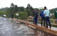 Caminhão cai de ponte no sudoeste do estado