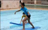 Paraná - Estudantes têm aulas de surfe na piscina do Colégio Estadual