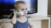 Bebês aprendem a falar ouvindo a própria voz, diz estudo