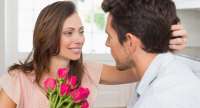 Qual é o limite entre romântico e brega? 4 atitudes que funcionam e 4 que espantam