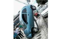 Motorista erra manobra e carro sobe em poste em Curitiba