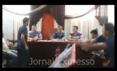 Vereadores quebram tudo durante sessão em cidade do Paraná. Assista