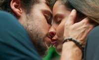 &#039;Malhação&#039;: Nanda e Renato se beijam
