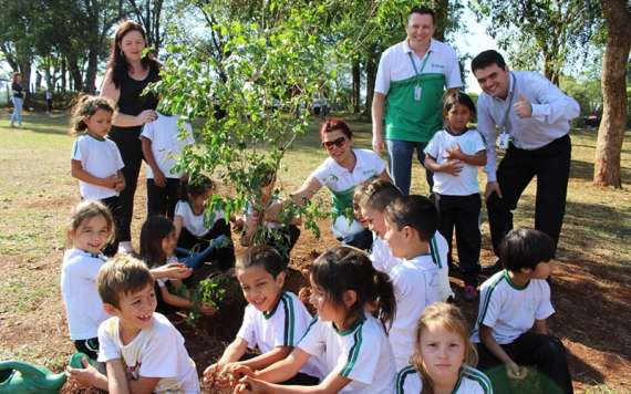 Laranjeiras - Sicredi realiza plantio de mudas de árvores frutíferas na Escola Água Verde