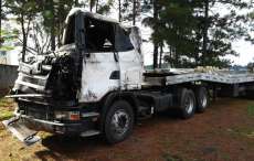 Nova Laranjeiras - Caminhão carregado de cigarros tomba na BR 277