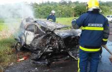 Colisão frontal faz carro com cinco ocupantes explodir no Paraná