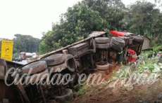 Nova Laranjeiras - Caminhão com placas do município sofre acidente próximo a Paranaguá