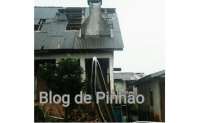 Pinhão - Fortes rajadas de vento derrubam árvore e deixam casas destelhadas