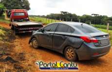 Candói - Para não colidir em moto carro bate em barranco