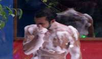 &quot;BBB16&quot;: Matheus percebe olhares fixos de Ronan: &quot;fico sem graça&quot;