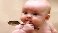 Confira 12 alimentos que bebê não deve comer antes de 1 ano