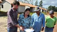Laranjeiras - Prefeita Sirlene Svartz visita construção de 45 casas populares no Presidente Vargas pelo programa Meu Novo Lar