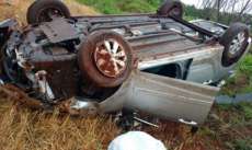 Motorista tem ferimentos leves após capotamento na BR-376