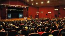 Laranjeiras - A Incrível Arte de Vender 2 lotou o Cine Teatro Iguassu em mais um espetáculo