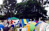 Em Curitiba, professores mantêm acampamento em frente à Assembleia durante o Carnaval