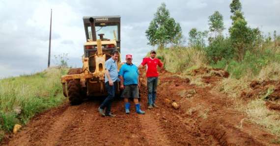 Goioxim - Prefeitura realiza readequação de estradas rurais