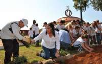 Laranjeiras - Governo Municipal realiza plantio de árvores e flores na Praça do Cristo