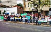 Quedas - Funcionários da Araupel realizam manifestação na sede do Incra em Curitiba