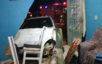 No Paraná, carro invade casa após colisão e sete pessoas ficam feridos