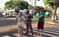 Mulher é presa após chamar policial negro de &#039;macaco, negão e porco&#039;